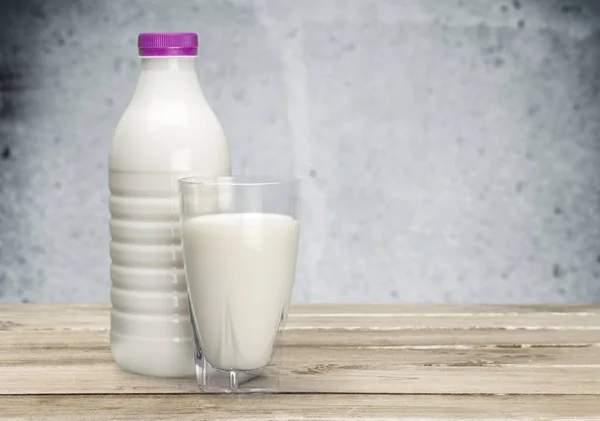 Mjölk Flaska Trä Och Glas — Stockfoto