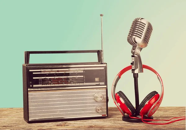 Ραδιόφωνο, μικρόφωνο και ακουστικά — Φωτογραφία Αρχείου