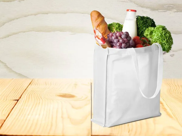 Einkaufstasche Mit Lebensmitteln Auf Holztisch — Stockfoto