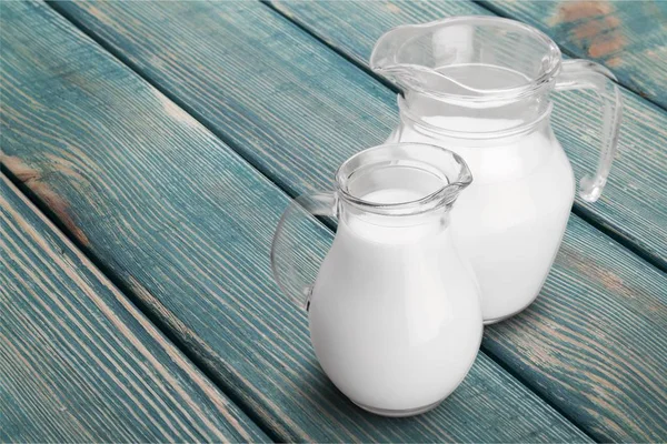 Glas Mjölk Och Kanna Träbord — Stockfoto