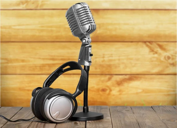 Микрофон и наушники в стиле ретро — стоковое фото