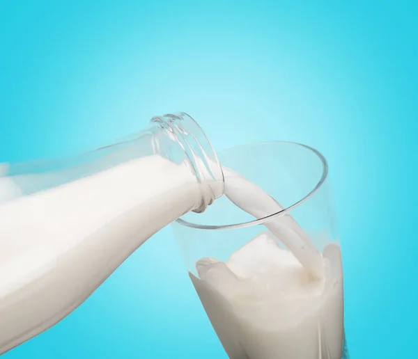 Γάλα που ρίχνει σε ποτήρι — Φωτογραφία Αρχείου