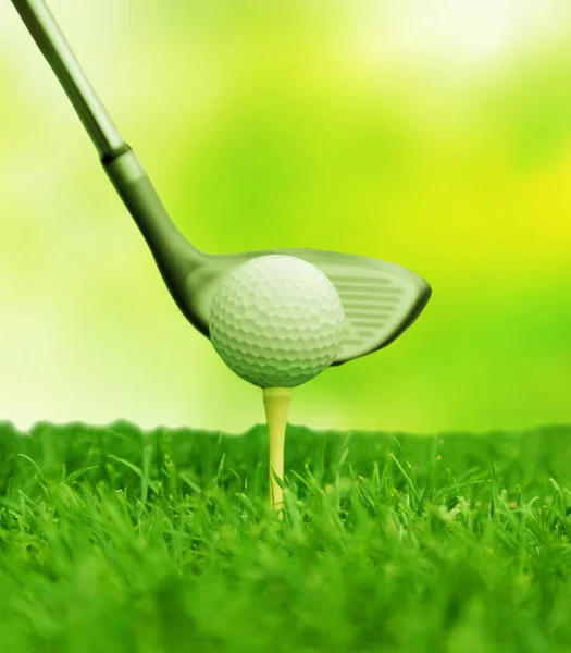 Pelota de golf en T — Foto de Stock
