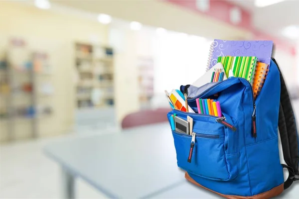 Mochila escolar con papelería —  Fotos de Stock