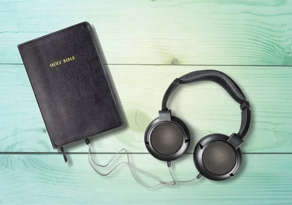 Ακουστικά Την Αγία Γραφή Ένα Ξύλινο Τραπέζι — Φωτογραφία Αρχείου
