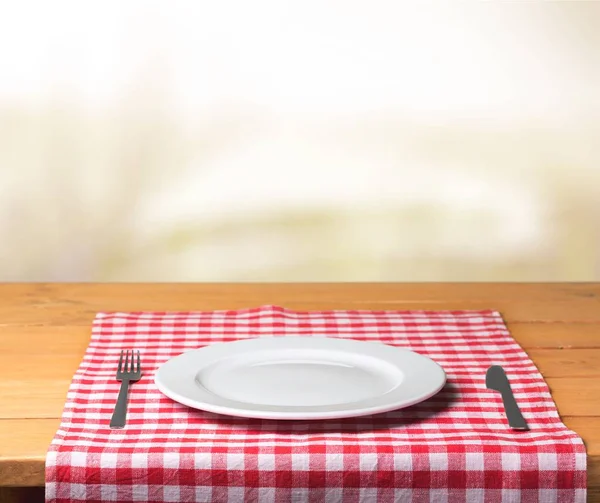 Beyaz plaka peçete üzerinde