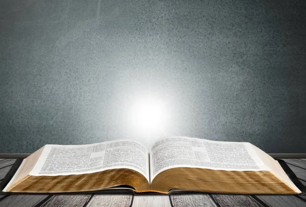 Відкрита Священна Біблія Столі — стокове фото