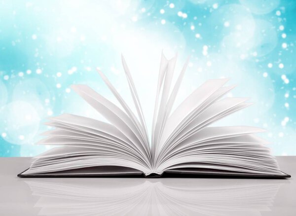 открытая книга на столе