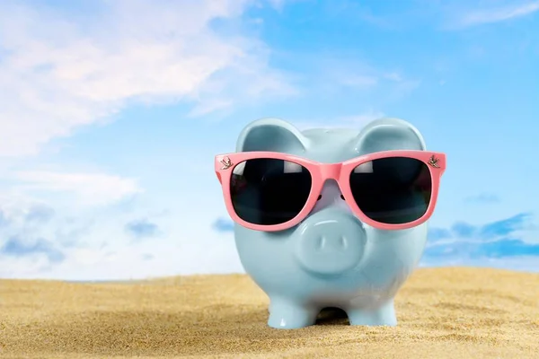 Piggy bank dengan kacamata hitam — Stok Foto