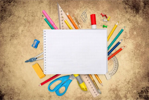 Ahşap masa okul Kırtasiye kompozisyonu 