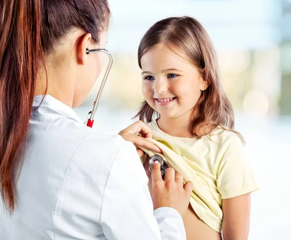 Jeune médecin avec petite fille — Photo