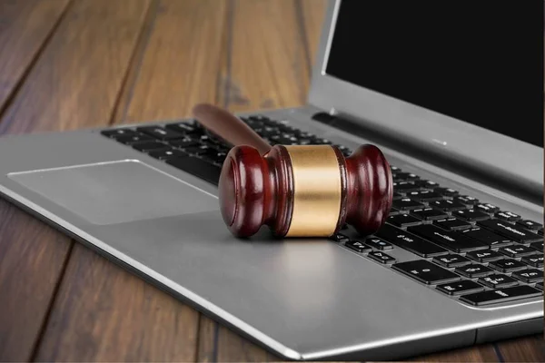 Gavel on laptop keyboard — Stock Photo, Image