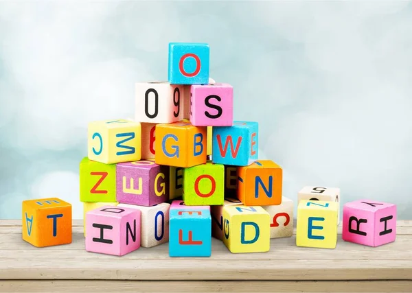 Cubes colorés avec lettres — Photo