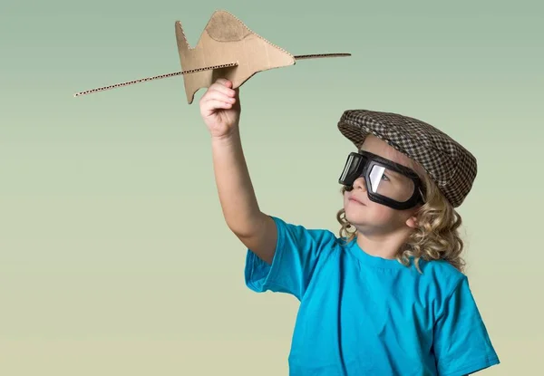 Niño pequeño con plano de madera — Foto de Stock