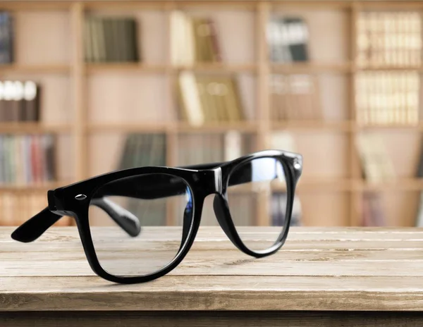 Einzelbrillen Isoliert Auf Holzgrund — Stockfoto