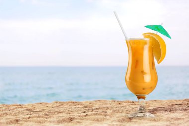 bir bardak alkol kokteyli