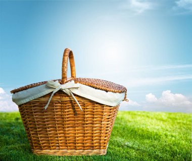 gökyüzü arka plan üzerinde Vintage hasır sepet