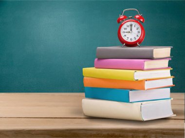 Yığın kitap ve çalar saat