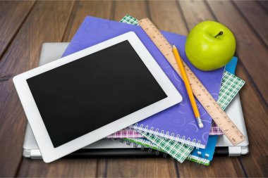 Modern dijital tablet apple ve ahşap arka plan üzerinde izole dizüstü bilgisayarlar ile