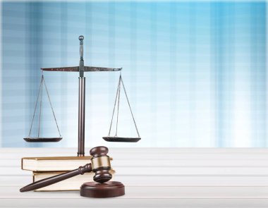 Adalet ölçekler ve kitaplar ve tokmak