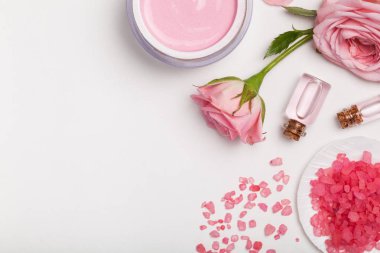 banyo ve spa çiçekler güzellik ürünleri havlu ile