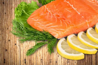 kireç ışık arka plan üzerinde ile taze Çiğ somon