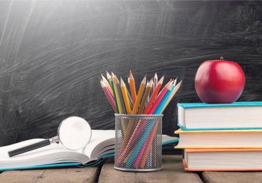 Renkli kitap yığını