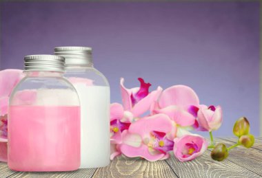 Kozmetik kapları ve çiçekler