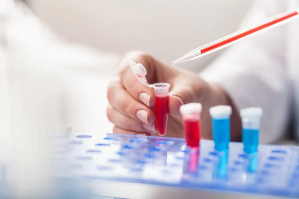 Científico trabajando en laboratorio — Foto de Stock