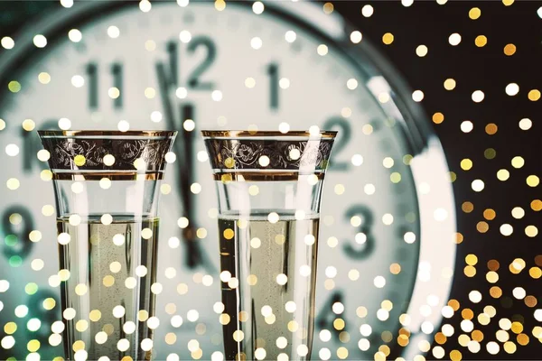 Copos de champanhe e relógio — Fotografia de Stock