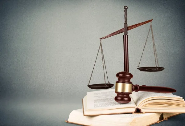 Adalet ölçekler ve kitaplar ve tokmak
