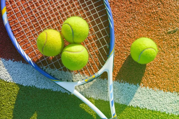 Tennisbollar och racket — Stockfoto