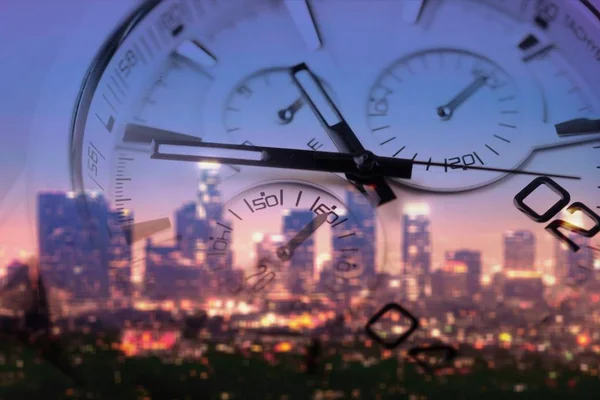 Bulanık Günbatımı Şehir Manzarasına Karşı Saat Yüzlü — Stok fotoğraf