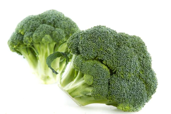 Mazzo di broccoli isolati — Foto Stock