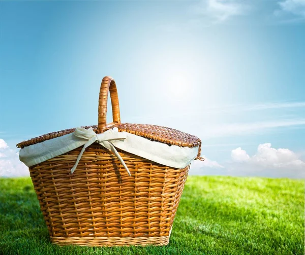 gökyüzü arka plan üzerinde Vintage hasır sepet