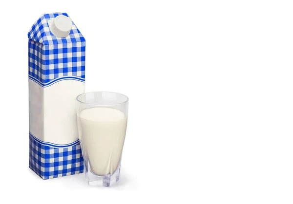 ミルク カートン パッケージと背景にガラス — ストック写真