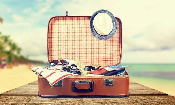 Ретро валіза з об'єктами подорожей — стокове фото
