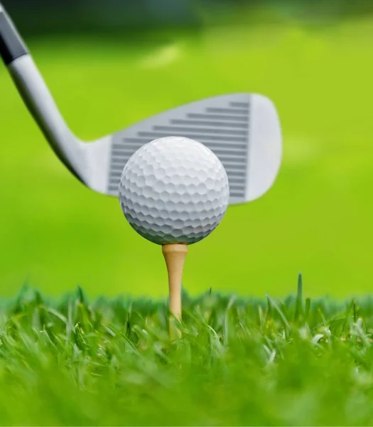 Golfový míček na tee — Stock fotografie