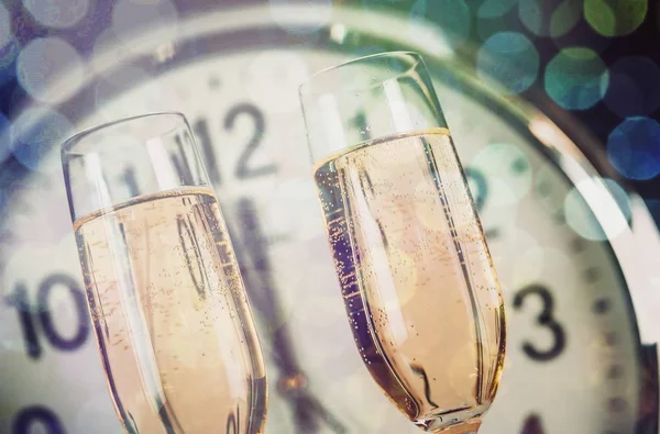 Verres de champagne et horloge — Photo