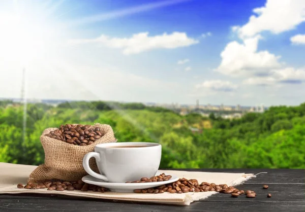 Taza de café caliente con frijoles —  Fotos de Stock