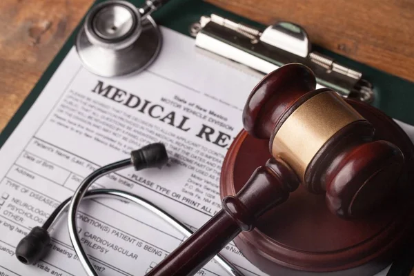 Tahta tokmak ve steteskop.