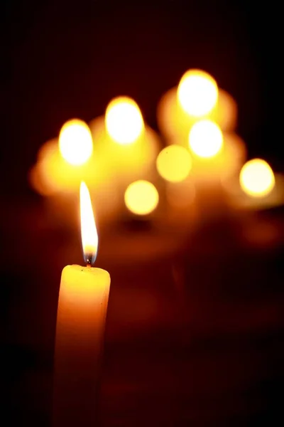 Рождественская свеча горит ночью — стоковое фото