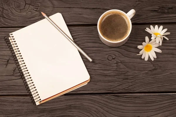 Kahve, not defteri ve kalem