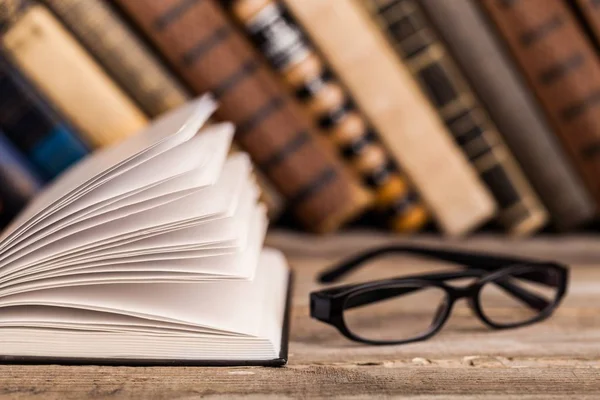 açık bir kitap ve gözlük