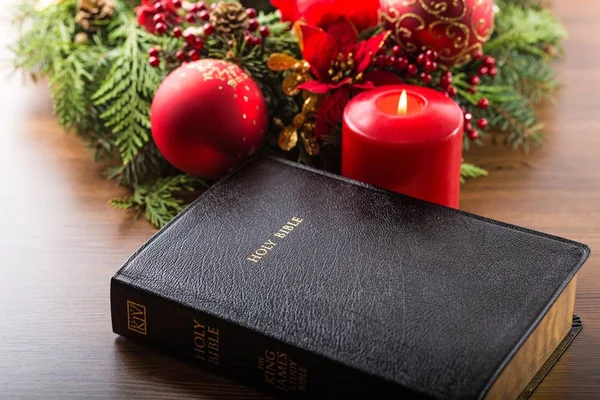 Heilige Bijbel met kaars