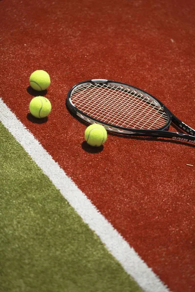 Μπάλες τένις και ρακέτα — Φωτογραφία Αρχείου