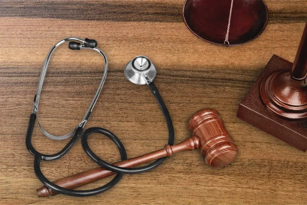Młotek i stetoskop drewniany — Zdjęcie stockowe