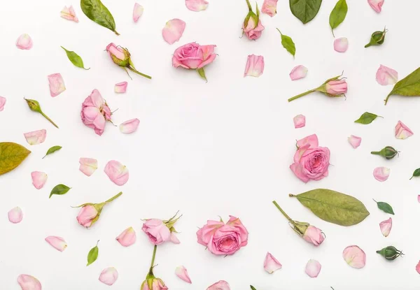 Ροζ Τριαντάφυλλο Λουλούδια Άσπρο Φόντο Ξύλινη — Φωτογραφία Αρχείου