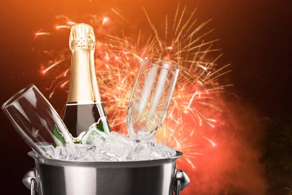 Бутылка шампанского в ведре
