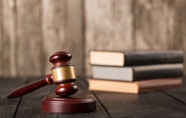 Kitaplar ve tahta tokmak